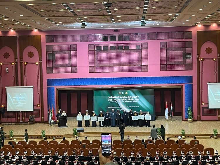 35 Wisudawan Al-Azhar Raih Predikat Summa Cum Laude, Dubes dan OIAA Berikan USD 250